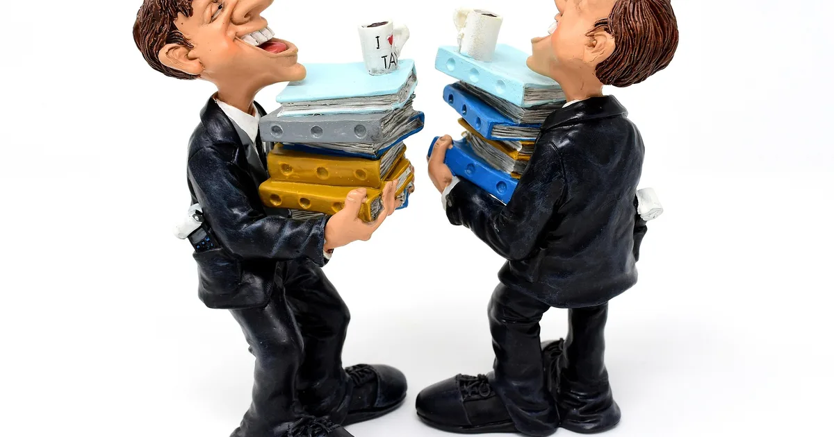 Figuren met stapels mappen symboliseren belastingaftrekposten