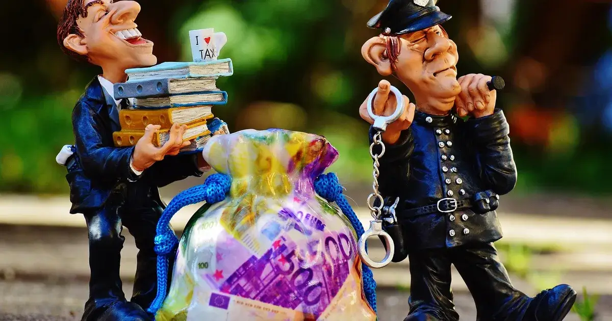 Belastingfiguren met geldzak symboliseren belasting over spaargeld