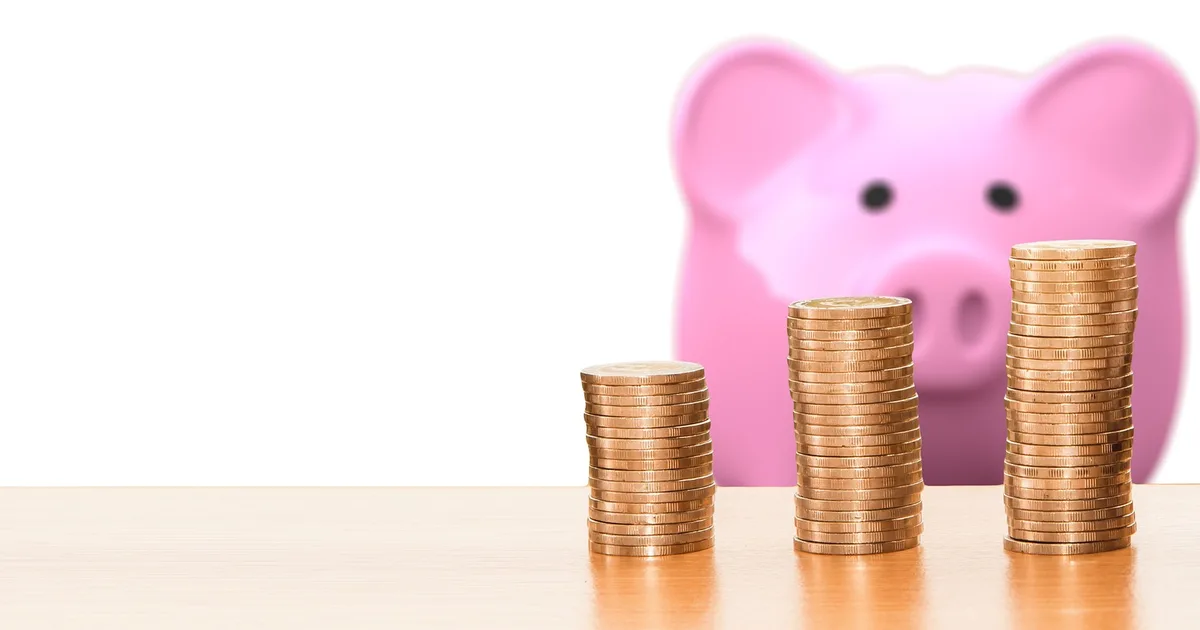 Spaarvarken met muntstapels voor het stellen van spaardoelen
