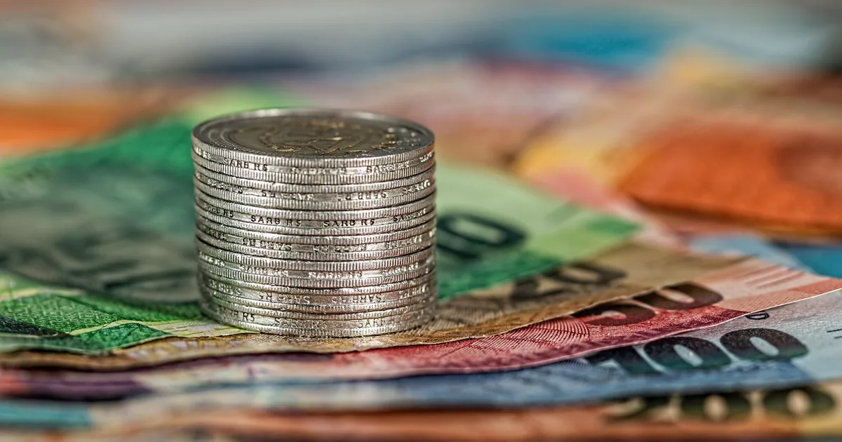 Muntstapel op eurobiljetten symboliseert sparen op een spaarrekening